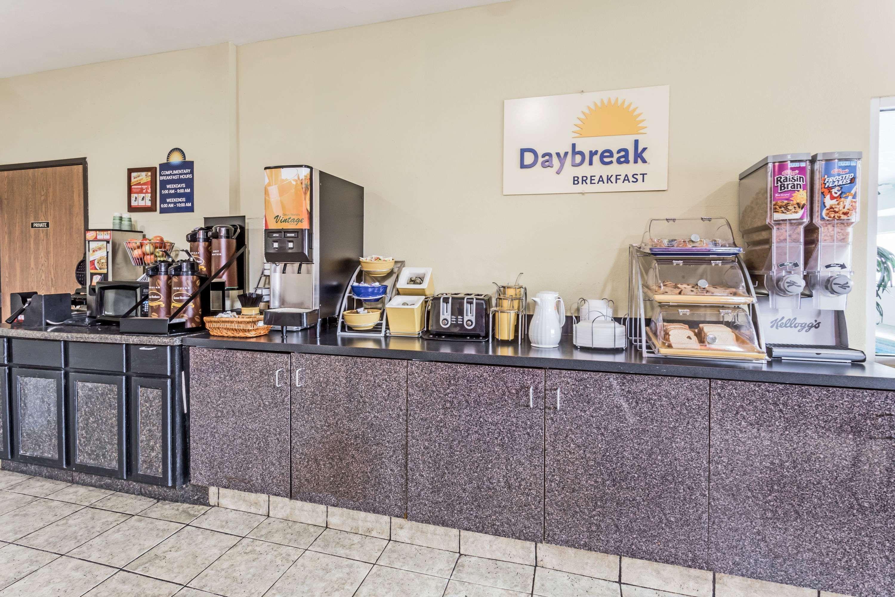 Days Inn & Suites By Wyndham Of Morris מראה חיצוני תמונה